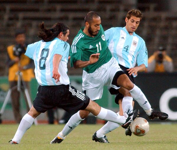 Saadi Gadafi lucha por la pelota durante un partido de fútbol disputado con el equipo de Argentina. Saadi Gadafi lucha por la pelota durante un partido de fútbol disputado con el equipo de Argentina. - Sputnik Mundo