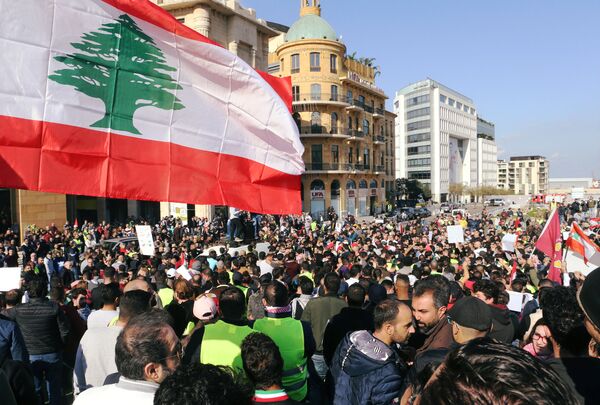 La gente participa en una protesta por la economía y la política del Líbano en Beirut La gente participa en una protesta por la economía y la política del Líbano en Beirut - Sputnik Mundo