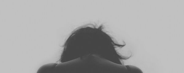 Una mujer triste (imágen referencial) Una mujer triste (imágen referencial) - Sputnik Mundo