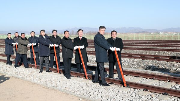 ¿El comienzo de una hermosa amistad? Las dos Coreas unen sus ferrocarriles - Sputnik Mundo
