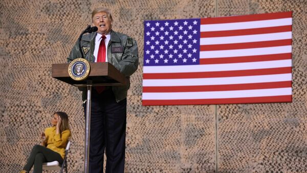 U.S. President Donald Trump delivers remarks to U.S. troops in an unannounced visit to Al Asad Air Base - Sputnik Mundo