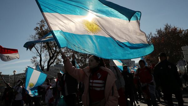 Un hincha con la bandera de Argentina - Sputnik Mundo