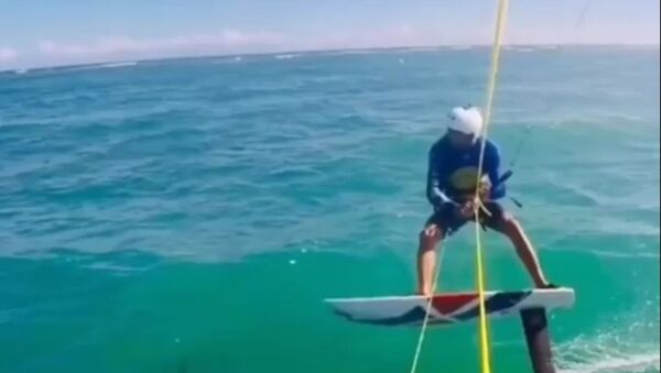 Un kitesurfista arrolla a un tiburón - Sputnik Mundo