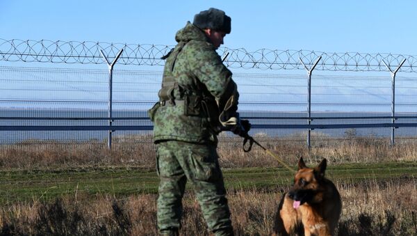 La valla instalada en la frontera entre Crimea y Ucrania - Sputnik Mundo
