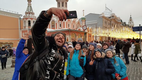 Escolares, durante una excursión por la Plaza Roja, posan para una foto con Tomer Savoia - Sputnik Mundo