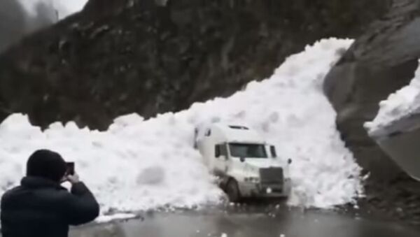 Una avalancha de nieve sepulta un camión - Sputnik Mundo