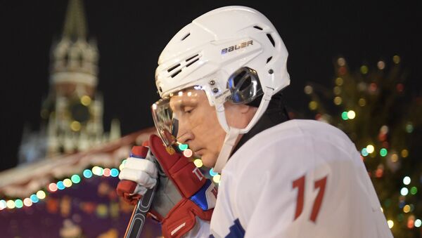 Vladímir Putin, presidente de Rusia, durante un partido de hockey en la Plaza Roja - Sputnik Mundo