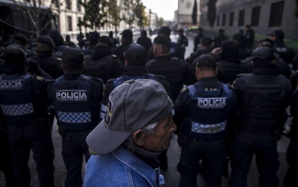 Policía de la Ciudad dan la espalda a los manifestantes frente a la Suprema Corte de Justicia de la Nación - Sputnik Mundo
