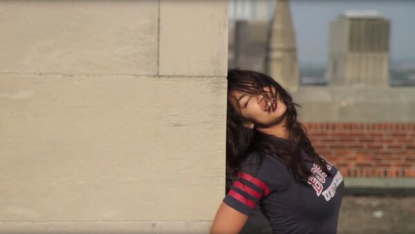 La actual congresista demócrata por el distrito 14 de Nueva York, Alexandria Ocasio Cortez, baila en un vídeo de sus épocas de estudiante - Sputnik Mundo