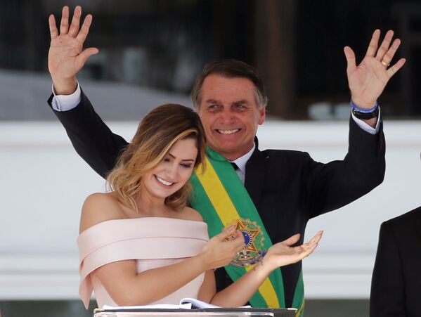 Jair y Michelle Bolsonaro durante la ceremonia de investidura presidencial - Sputnik Mundo