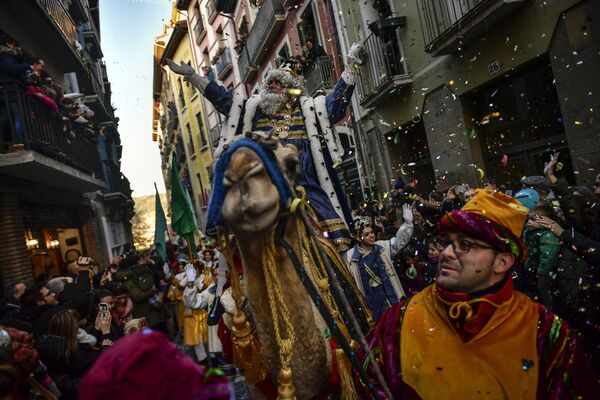 La cabalgata de los Reyes Magos en Pamplona, España - Sputnik Mundo