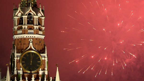 Fuegos artificiales en el cielo sobre el Kremlin - Sputnik Mundo