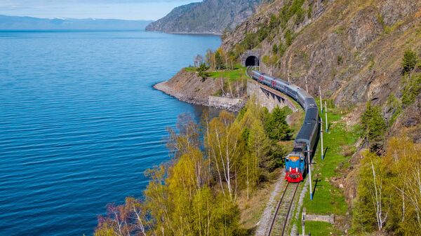 El tren Transiberiano en verano, lago Baikal - Sputnik Mundo