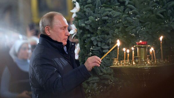 Putin asiste a la misa de gallo ortodoxa en una catedral de San Petersburgo - Sputnik Mundo