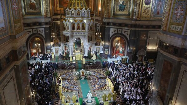 La misa ortodoxa de la Nochebuena en la catedral de Cristo Salvador de Moscú - Sputnik Mundo