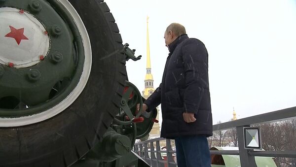 ¿Qué hace Putin disparando con un cañón en medio de San Petersburgo? (vídeo) - Sputnik Mundo