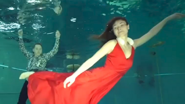 Una pareja rusa bate el récord mundial de duración de baile bajo el agua - Sputnik Mundo