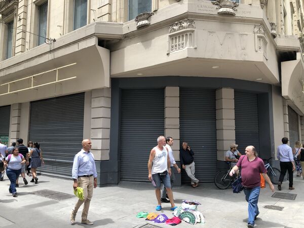 Uno de los más de 200 locales vacíos en la histórica zona comercial porteña, calle Florida Uno de los más de 200 locales vacíos en la histórica zona comercial porteña, calle Florida - Sputnik Mundo