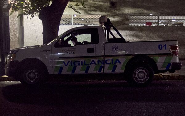 Elementos de vigilancia de la UNAM en la patrulla 01 con placas 993-XKB que detuvo a los jóvenes - Sputnik Mundo