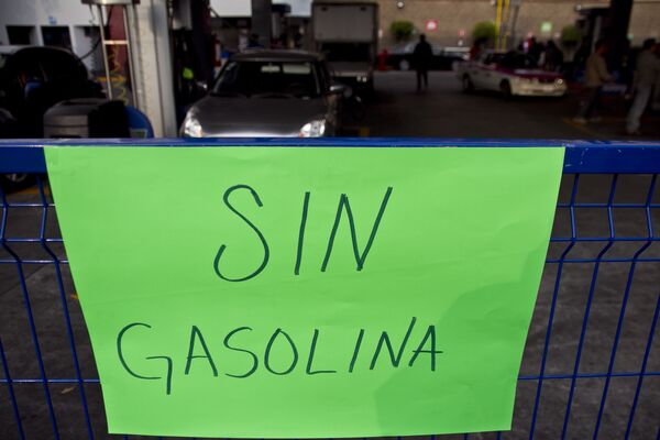 Letrero en una gasolinera de la Ciudad de México durante el retraso de los pedios a Petróleos Mexicanos - Sputnik Mundo