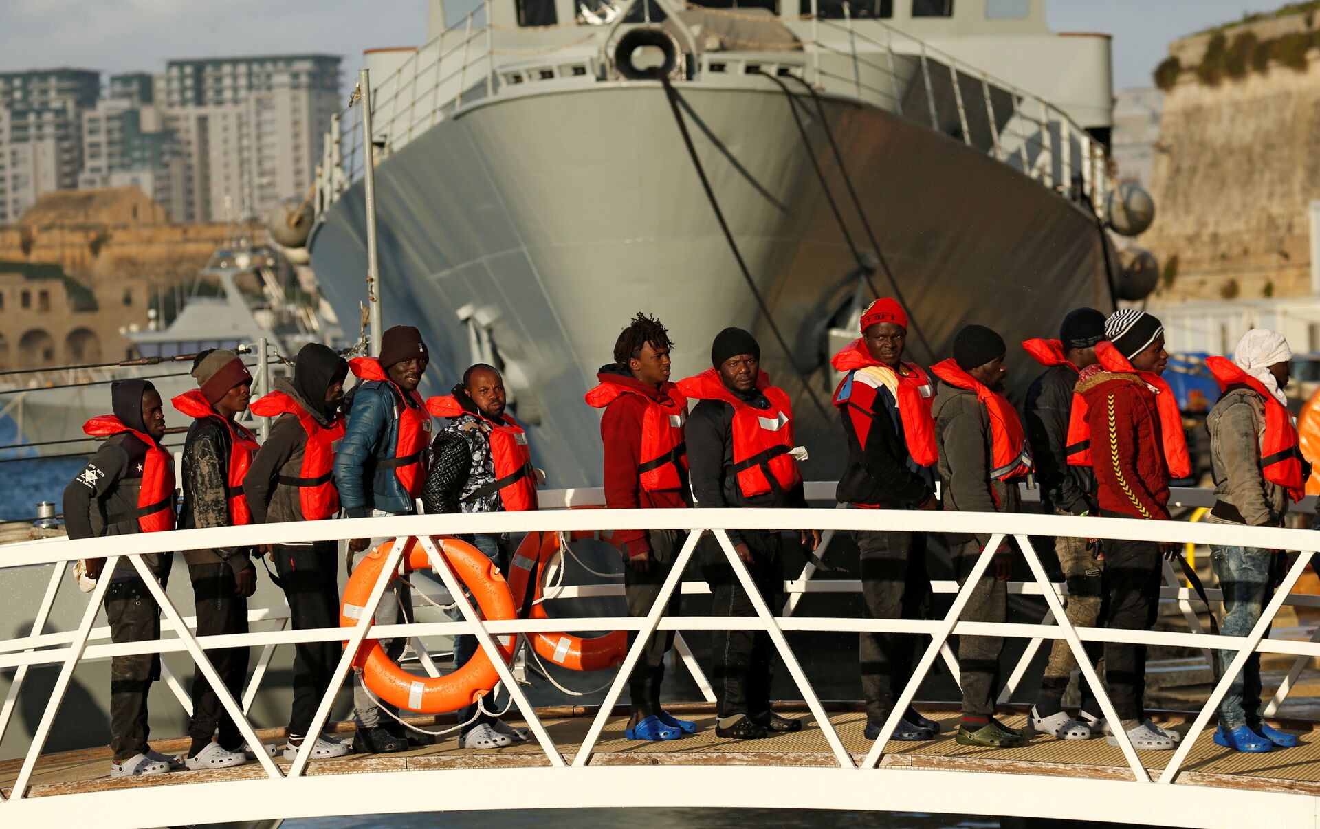 Незаконный захват судов. Захват корабля. Мигранты на хвосте корабля.