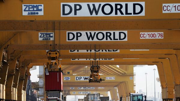 Logos del operador portuario DP World en en puerto de Dubái - Sputnik Mundo