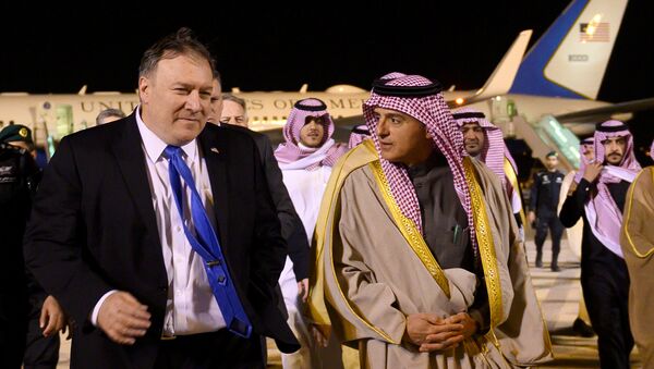 Mike Pompeo, secretario de Estado de EEUU y Adel al Jubeir, canciller de Arabia Saudí - Sputnik Mundo