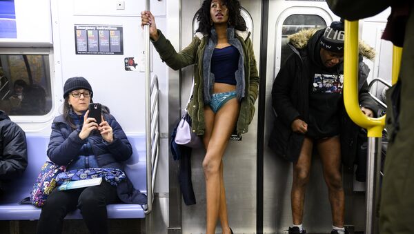 Sin pantalones en el metro, un insólito 'flashmob' mundial - Sputnik Mundo