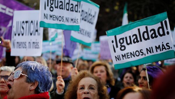 Los grupos de derechos de las mujeres protestan en Sevilla, España - Sputnik Mundo