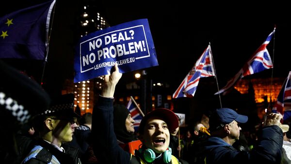 Ciudadanos pro y anti-Brexit protestan ante el Parlamento del Reino Unido - Sputnik Mundo