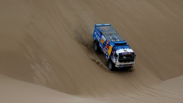 Un camión kamaz en la competencia del Rally Dakar - Sputnik Mundo