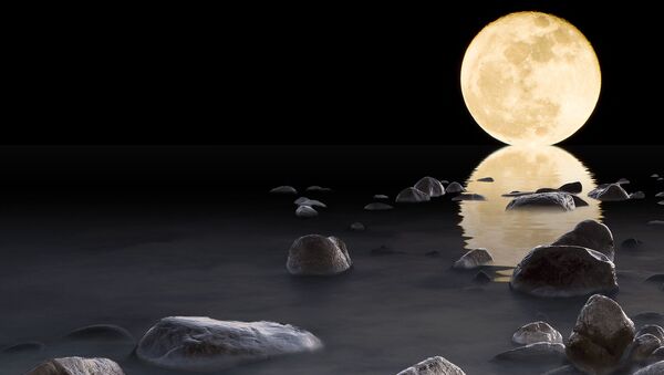 La Luna y su reflejo en agua - Sputnik Mundo