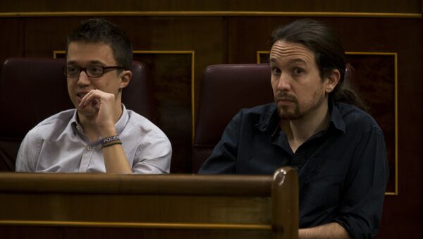 Pablo Iglesias (dche.) e Iñigo Errejón (izda.) en el PArlamento de España (archivo) - Sputnik Mundo