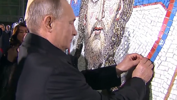 Putin completa un mosaico en una catedral de Belgrado - Sputnik Mundo