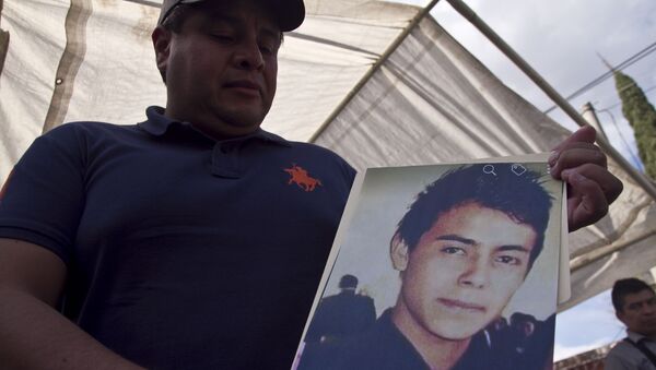 Hermano muestra la fotografía de Cesar Uriel Peña Linares de 23 años desparecido tras la explosión de un ducto de Pemex que dejó al menos 79 personas fallecidas - Sputnik Mundo