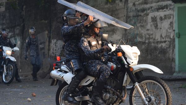 Полицейские во время столкновений с антиправительственными демонстрантами в Каракасе, Венесуэла - Sputnik Mundo