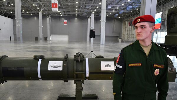 Un soldado ruso resguarda el misil 9M729 durante su exposión - Sputnik Mundo