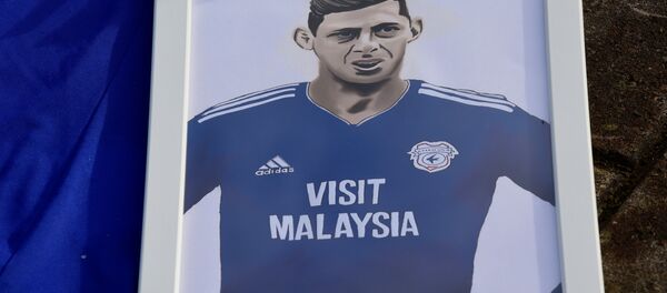 Retrato de Emiliano Sala, el futbolista argentino y uno de los ocupantes del vuelo Nantes-Cardiff Retrato de Emiliano Sala, el futbolista argentino y uno de los ocupantes del vuelo Nantes-Cardiff - Sputnik Mundo