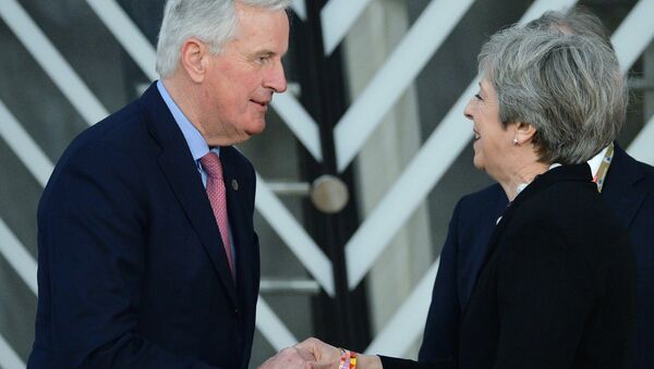 El negociador jefe de la UE sobre el Brexit, Michel Barnier, y la primera ministra del Reino Unido, Theresa May (archivo) - Sputnik Mundo