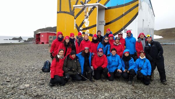 Grupo de estudiantes y docentes de la Facultad de Ciencias de la Universidad de la República que viajó a la Antártida en 2019 - Sputnik Mundo