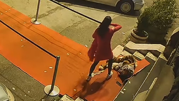 La mujer atacada por un hombre cerca de la discoteca Dorian Gray en Sarajevo - Sputnik Mundo
