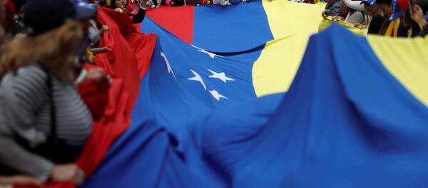 Personas con la bandera de Venezuela Personas con la bandera de Venezuela - Sputnik Mundo