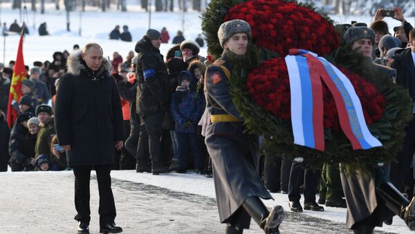 Vladímir Putin, presidente de Rusia, hace ofrenda floral en el 75 aniversario del fin del sitio de Leningrado - Sputnik Mundo