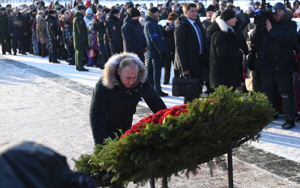 Vladímir Putin, presidente de Rusia, hace ofrenda floral en el 75 aniversario del fin del sitio de Leningrado - Sputnik Mundo