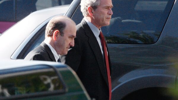 El presidente George Bush camina con su asesor principal en Oriente Medio, Elliott Abrams - Sputnik Mundo
