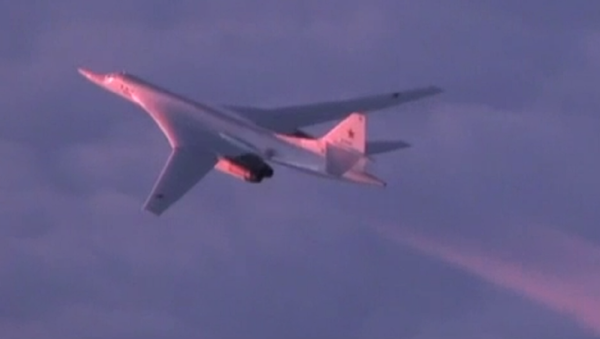Un Tu-160 atraviesa el Ártico al amanecer - Sputnik Mundo