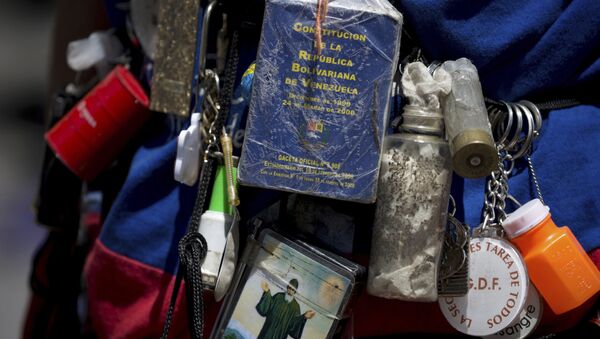 Una pequeña copia de la Constitución de Venezuela, expuesta durante las manifestaciones de la oposición en Caracas (archivo) - Sputnik Mundo