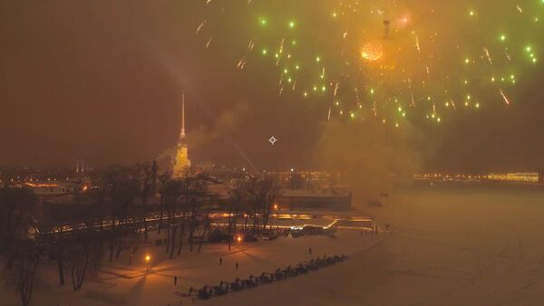 Fuegos artificiales celebran el 75 aniversario del levantamiento del sitio de Leningrado - Sputnik Mundo