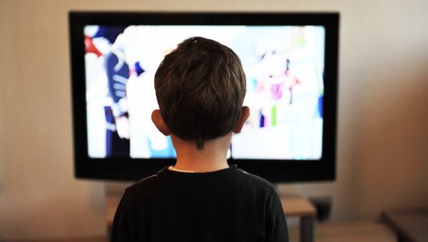 Un niño ve televisión - Sputnik Mundo