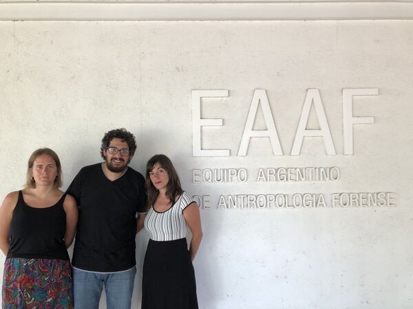 De izquierda a derecha: Nuri Quinteiro, Carlos Rojas Surraco, Mariella Fumagalli, integrantes del Equipo Argentino de Antropología Forense De izquierda a derecha: Nuri Quinteiro, Carlos Rojas Surraco, Mariella Fumagalli, integrantes del Equipo Argentino de Antropología Forense - Sputnik Mundo